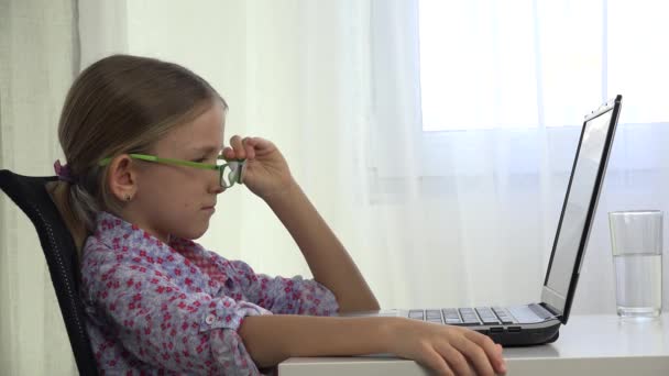 Gafas Graduadas Niño Jugando Computadoras Niña Usando Computadora Portátil Para — Vídeo de stock