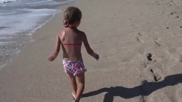 Jeune Fille Courir Sur Plage Enfant Enfant Jouer Sur Bord — Video