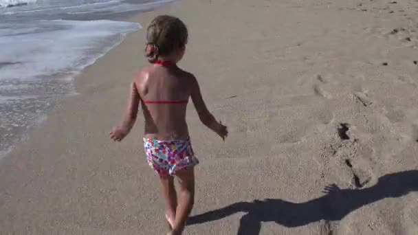 Jong Meisje Van Draait Strand Kind Kind Spelen Seashore Zomer — Stockvideo