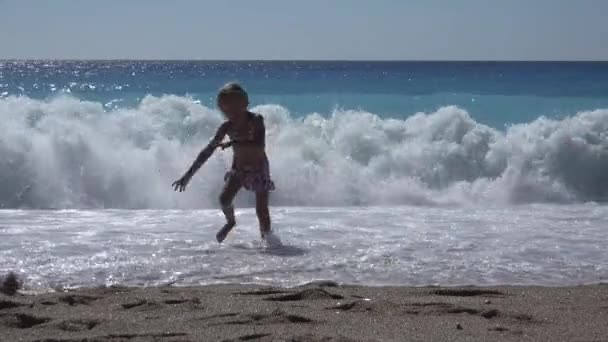 Menina Correndo Ondas Vista Praia Criança Kid Walking Seashore — Vídeo de Stock