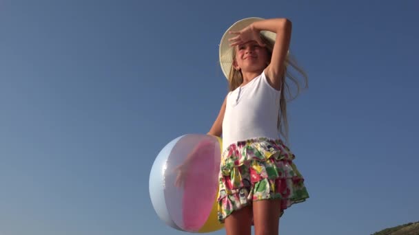 Kind Spielt Ball Strand Mädchengesicht Blickt Auf Meereswellen Meerblick — Stockvideo