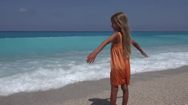 Kind Spelen Strand Meisje Kijken Zee Golven Kust Zomer — Stockvideo