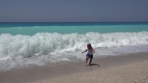 Dziewczyna Gra Plaży Szczęśliwe Dziecko Działa Morskie Fale Wybrzeżu Lecie — Wideo stockowe