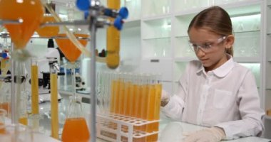 Kimya okul laboratuarında deneyler 4 k yapma öğrenci kız öğrenmek çocuk