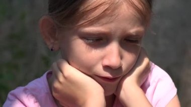 Ağlayan çocuk mutsuz, hüzünlü sokak çocuk, evsiz kız terk edilmiş evde depresif