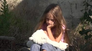 Terk edilmiş yıkıldı konut, mutsuz sokak kız yetim evsiz üzgün çocuk