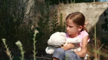 Terk edilmiş yıkıldı konut, mutsuz sokak kız yetim evsiz üzgün çocuk