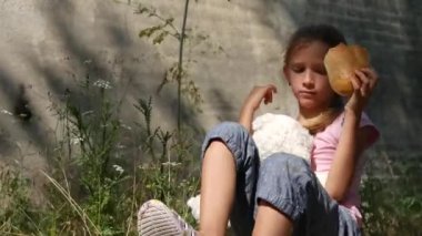 Evsiz üzgün çocuk olarak terk edilmiş evde mutsuz sokak kız ekmek yemek
