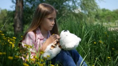 Üzgün Depresyonlu Çocuk Park 'ta Meadow' da Mutsuz Kız Çocuk Doğada Meditasyon Yapıyor