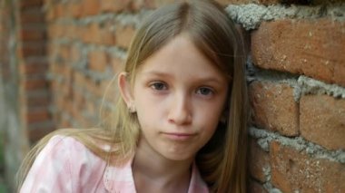 Seyir fotoğraf makinesi, sıkılmış kız portre, mutsuz çocuk yüz üzücü mutsuz çocuk