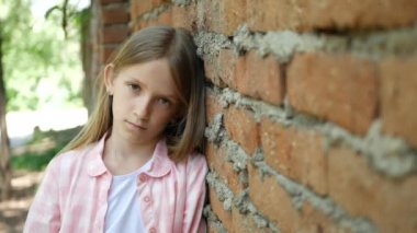 Kamerada, arayan mutsuz mutsuz çocuk sıkılmış kız portre, depresyonda çocuk yüz