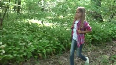 Mutlu kız ormanda yürüyüş çocuk açık doğa, kamp, Pov görünümü Ahşap çocuk