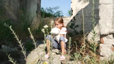 Terk edilmiş yıkıldı konut, mutsuz sokak kız yetim evsiz üzgün çocuk