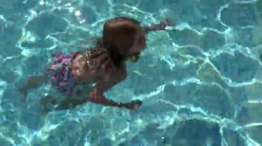 Çocuk yüzme havuzu içinde gülümseyen çocuk, yaz tatili zevk kız portre