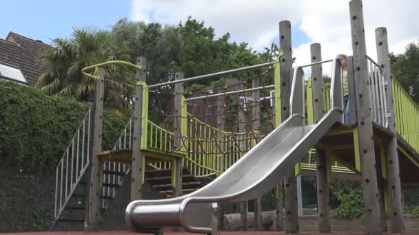 Niño Jugando Diapositiva Patio Recreo Chica Feliz Relajante Niños Parque — Vídeos de Stock