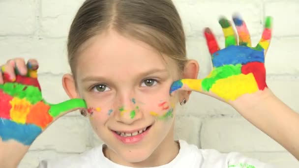 Kind Spelen Glimlachend Camera Gelukkig Meisje Portret Maken Grappige Gezichten — Stockvideo