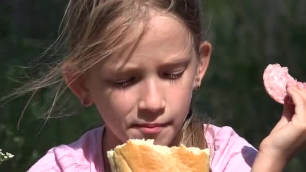 Senzatetto Triste Bambino Casa Abbandonata Infelice Randagio Ragazza Mangiare Pane — Video Stock