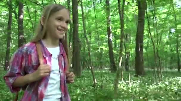 Caminhada Criança Floresta Menina Feliz Kid Outdoor Natureza Wood Camping — Vídeo de Stock
