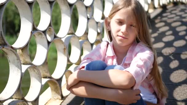 Triste Niño Parque Deprimido Pensativo Chica Aire Libre Aburrido Pensamiento — Vídeos de Stock