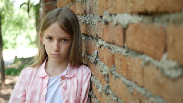 Enfant Triste Déprimé Regardant Caméra Portrait Fille Ennuyeuse Visage Malheureux — Video