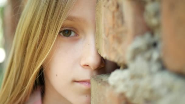 Triste Niño Cara Jugando Ocultar Buscar Asustado Chica Detrás Paredes — Vídeos de Stock