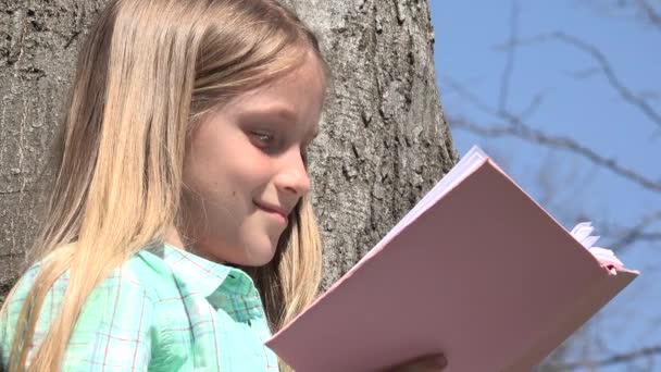 Barn Läsa Träd Park Skolflicka Läser Bok Utomhus Naturen Uppfostrande — Stockvideo