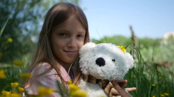 Enfant Jouant Cueillette Fleurs Plein Air Dans Parc Happy Souriant — Video