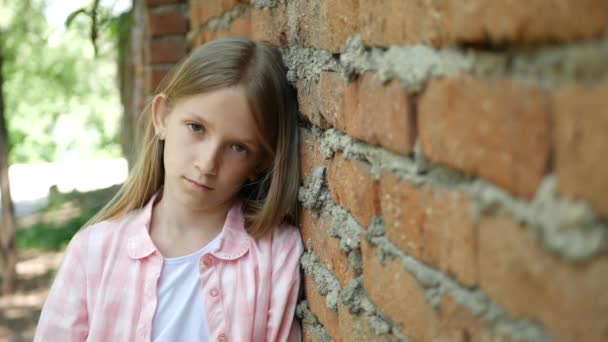 Triest Ongelukkig Kind Kijken Camera Verveeld Meisje Portret Depressief Kid — Stockvideo