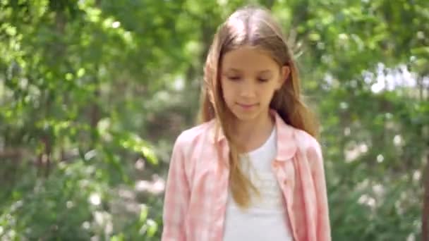儿童漫步在森林 快乐的女孩 孩子户外自然 木露营 — 图库视频影像