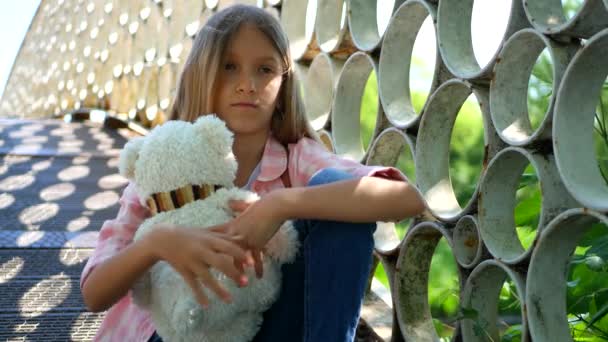 Criança Triste Parque Menina Pensativa Infeliz Livre Miúdo Pensivo Entediado — Vídeo de Stock