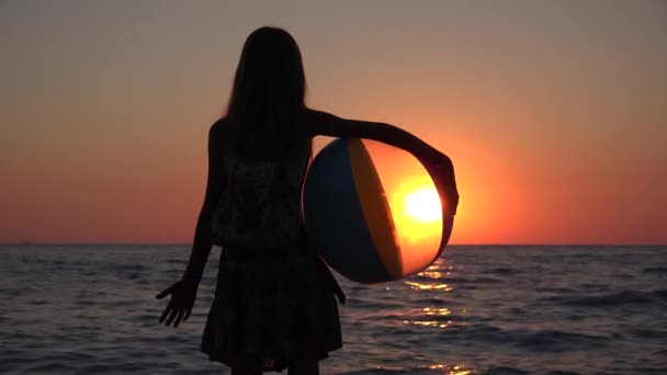 Kind Spielt Strandball Sonnenuntergang Kind Beobachtet Meereswellen Mädchen Blick Bei — Stockvideo