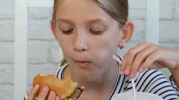 Дитину Їдять Гамбургер Ресторані Дитина Фаст Фуду Дівчата Питної Сік — стокове відео