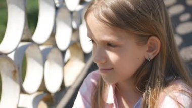 Park, küçük kız açık, dalgın Düşünceli çocuk ifade çocuk yüz sıkılmış