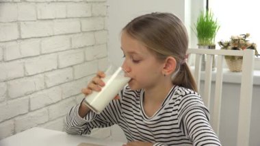 Süt içme kahvaltıda mutfak, süt ve süt ürünleri 4 k tatma kız çocuk
