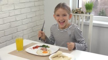 Mutfak, kız sağlıklı gıda ile kahvaltı yemeden önce mutlu çocuk