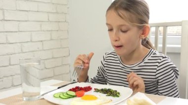 Kahvaltı mutfak, kız test sağlıklı gıda yumurta, sebze 4 k çocuk