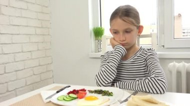 Hasta çocuk yemek yemek, iştahım yok 4 k arıyorsunuz mutfakta kahvaltı yemek