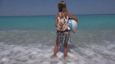 Küçük kız plaj, deniz, deniz kıyısı 4 k, deniz dalgaları seyretmekten çocuk oynamak