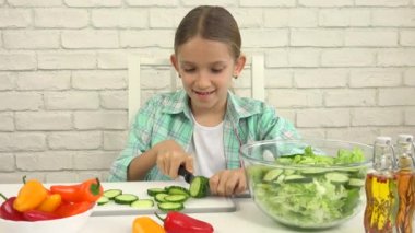 Çocuk mutfakta, kız kesme sebze sağlıklı yemek 4 k yeşil salata hazırlık