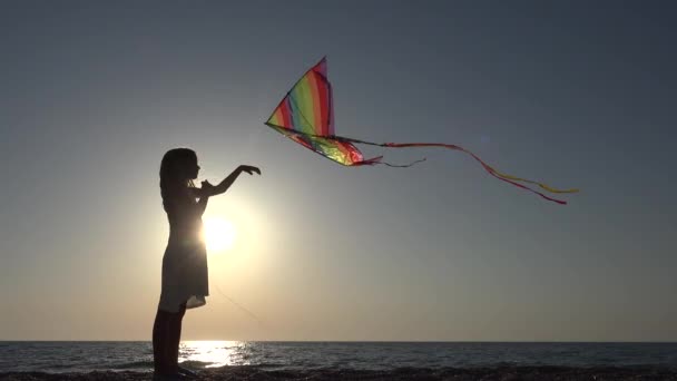 Kind Spelen Vliegen Vlieger Het Strand Bij Zonsondergang Gelukkig Klein — Stockvideo