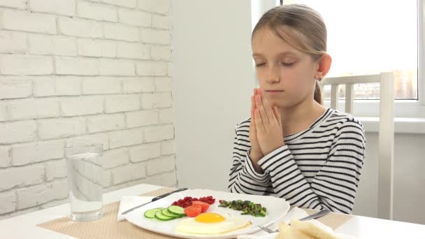 Προσεύχεται Πριν Από Πρωινό Που Τρώει Στην Κουζίνα Κορίτσι Προετοιμάζει — Αρχείο Βίντεο