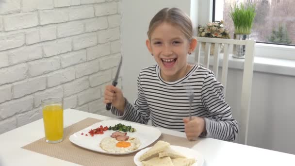 Criança Feliz Antes Comer Café Manhã Cozinha Rindo Menina Com — Vídeo de Stock