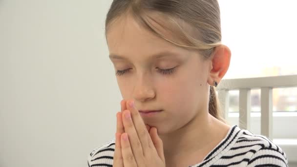 Kindergesicht Betet Vor Dem Essen Der Küche Kleines Mädchenporträt Meditiert — Stockvideo