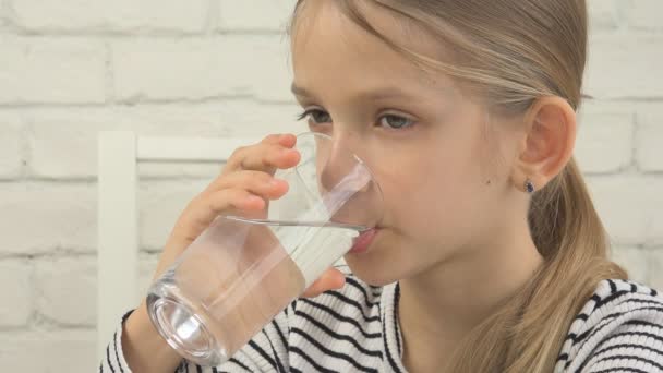 Child Drinking Water Kitchen Thirsty Girl Studying Glass Fresh Water — Stock Video