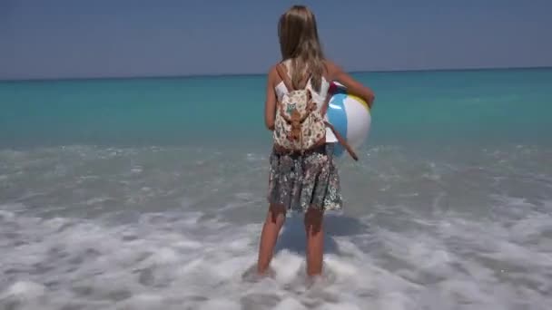 Meisje Spelen Strand Kind Kijken Naar Zee Golven Aan Zee — Stockvideo