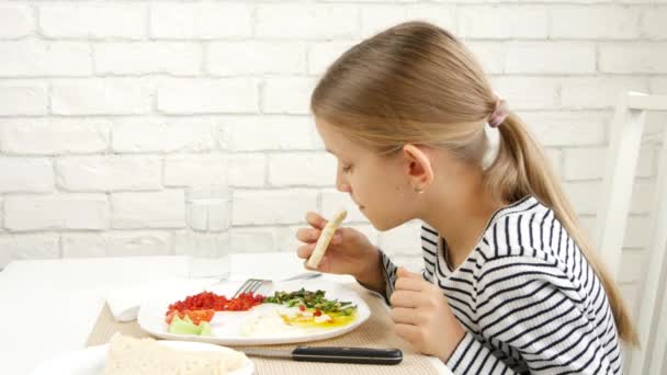 Παιδί Τρώει Πρωινό Στην Κουζίνα Κορίτσι Δοκιμές Αυγά Υγιεινά Τρόφιμα — Αρχείο Βίντεο