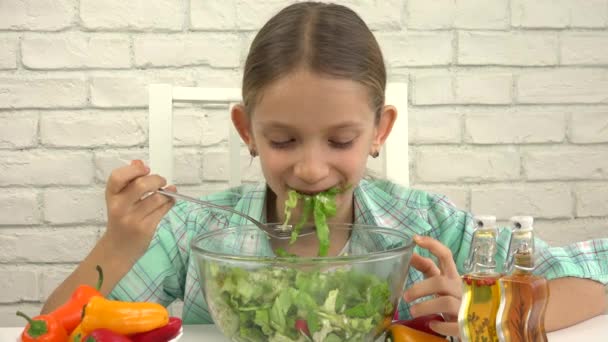 Criança Comendo Salada Verde Cozinha Vegetariana Menina Come Alface Comida — Vídeo de Stock