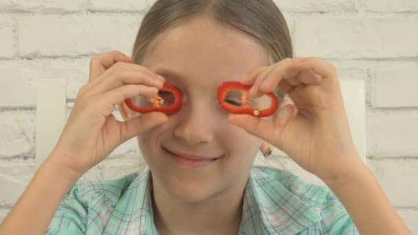 Παιδί Παίζει Λαχανικά Στην Κουζίνα Κορίτσι Που Ετοιμάζεται Τρώμε Πράσινη — Αρχείο Βίντεο