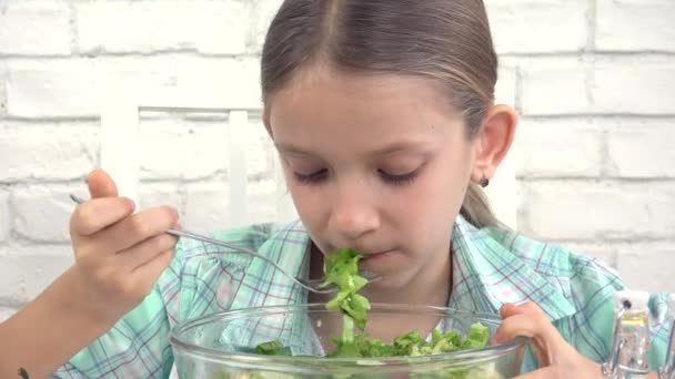 Bambino Mangiare Insalata Verde Cucina Ragazza Mangiare Verdure Fresche Cibo — Video Stock