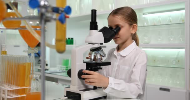 Student Dziecko Użytkowania Mikroskopu Dziewczyna Pracuje Projektu Szkoły Laboratorium Chemii — Wideo stockowe